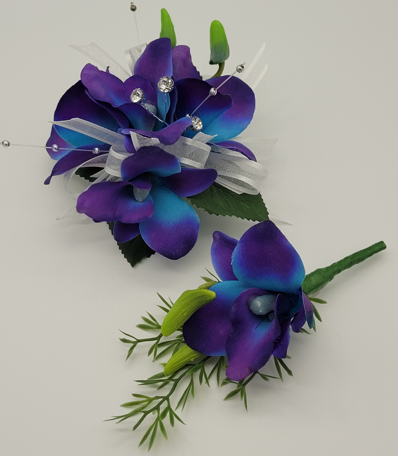 Corsage with atwist